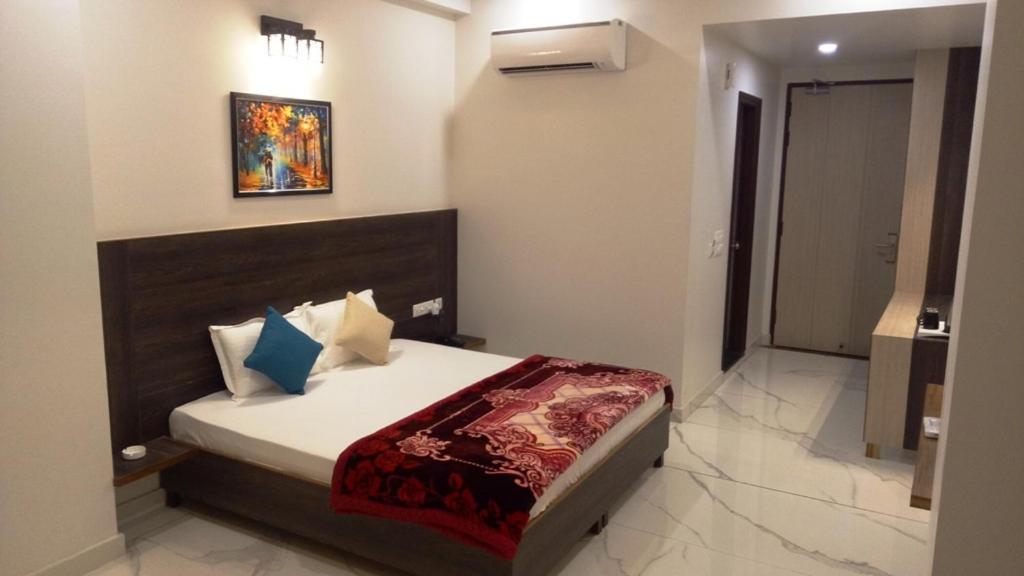 Alankrita Suites & Party Halls Mirát Kültér fotó
