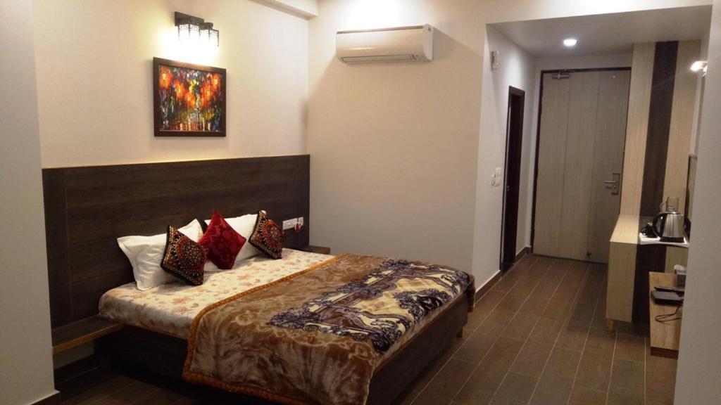 Alankrita Suites & Party Halls Mirát Kültér fotó